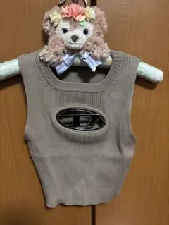 ベージュ リブ編み ニットベスト ロゴ入り