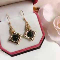 新品未使用 ゴールドカラー ダイヤ型 × 艶ありブラック玉 吊り下げピアス