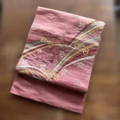 名古屋帯　正絹　ピンク系に素敵な刺繍の柄の帯です。
