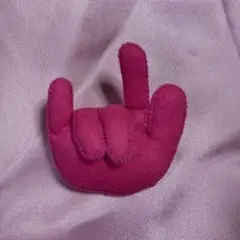 手話　アイラブユー　ブローチ