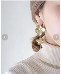 ゴールド花モチーフロングピアス