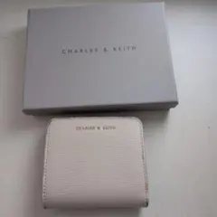 CHARLES & KEITH 二つ折り財布 ベージュのサムネイル