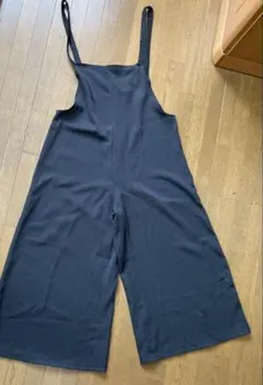 黒いサロペット