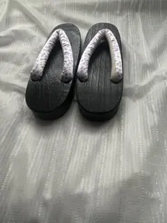 黒い木製草履 花柄鼻緒付き