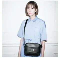 FRED PERRYフレッド ペリーショルダーバッグブラック　メンズレディースのサムネイル