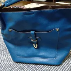 青いショルダーバッグ フロントポケット付き