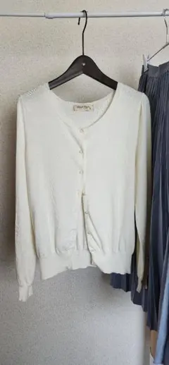 フランシュリッペ　ヒツジ刺繍のカーディガン