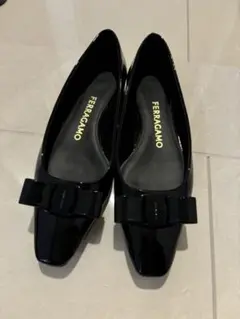 FERRAGAMO ブラック フラットシューズ