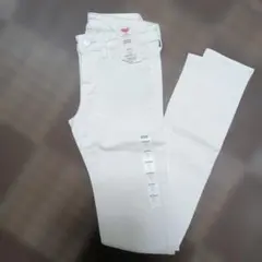 新品タグ付き　ユニクロ UNIQLO ウルトラストレッチデニム　22㌅　ホワイト