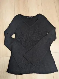 リブ編み Vネック フレア袖 セーター 黒 UNIQLO
