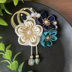 つまみ細工 髪飾り 卒業式 成人式 生成り ブルー系 クリップ仕上げ【319】