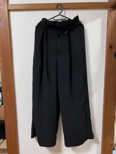 リボン付き黒ワイドパンツ