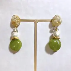 かすみ草×マーブルグリーンビーズ　チタンピアス