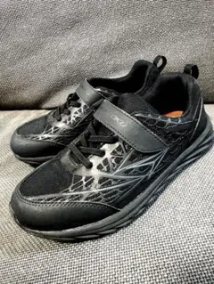 キッズ スニーカー ブラック　瞬足　22.5cm 3E