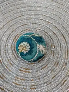 ハンドメイド　インド刺繍リボン　くるみボタンヘアゴム