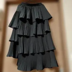 フリル付きブラックプリーツロングスカート