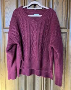 バーガンディ ケーブルニット Vネックセーター