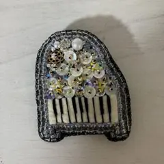 ハンドメイドブローチ　ピアノ型ビーズブローチ