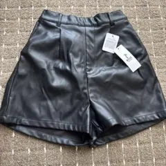 合成皮革 黒 レザーショートパンツタック入り