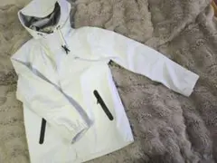 【LACOSTE】ホワイト フード付き 限定ナイロンジャケット