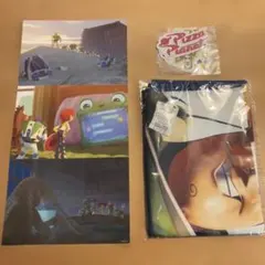 トイストーリーの一番くじ：ファブリックポスターとステッカー5枚、ポストカード3枚