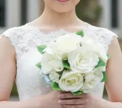 ウェディングブーケ　白いバラのアーティフィシャルフラワー　ミニブーケ　小さめ造花