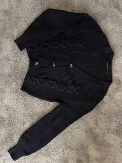 黒いリブ編みクロップドカーディガン