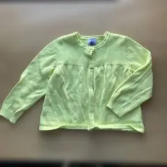 明るい黄色のニットカーディガン