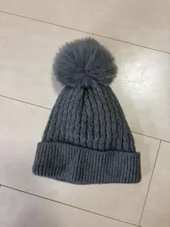 未使用　ZARA グレー ポンポン付きニット帽 50cm