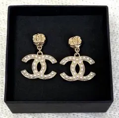 CCロゴ　パールピアス　ゴールド　ドロップピアス