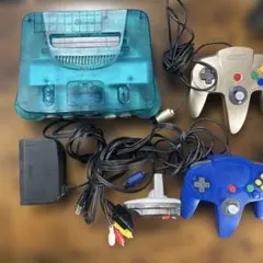 ②Nintendo 64 本体 クリアブルー コントローラー4つ