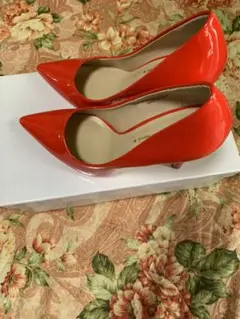 エナメルパンプス