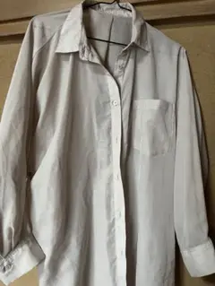 ベージュ ボタン付きシャツ