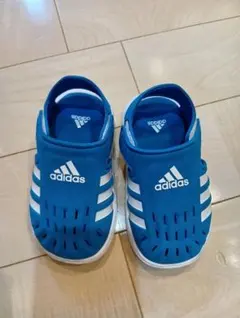 アディダス　 ベビーサンダル 青