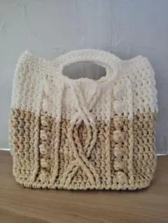クリーム色の編み物グラニーバッグ