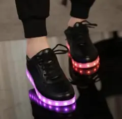 LEDライト付きブラックスニーカー