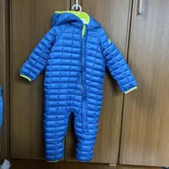 子ども用フード付き青いジャンプスーツ