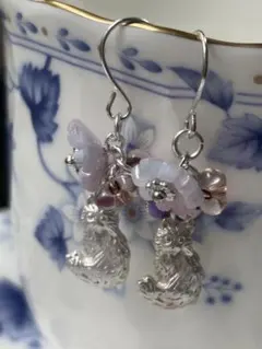 お花と猫のピアス　ハンドメイド