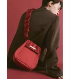 un/neu ギャザーハンドル サテンフラップバッグ レッド ショルダー