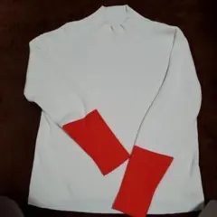 ホワイトとレッドのタートルネックセーター