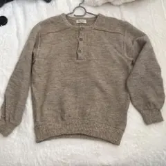 ベージュ ボタン付きヘンリーネックニット