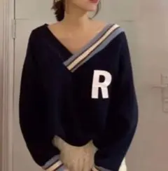 ✴️ネイビー Vネック スウェット Rロゴ