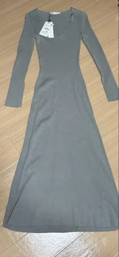 コ*ル様 ZARA Vネックロングワンピース