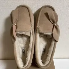 UGG ベージュ リボン付きモカシン