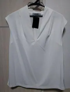 未使用タグ付きホワイトVネックノースリーブシャツ　ナノユニバース