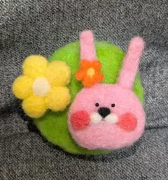 ハンドメイド　羊毛フェルト　うさぎ　ブローチ