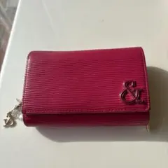 エンボス加工 ピンク 二つ折り財布 チャーム付きカード18枚入ります