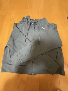 プーマパーカー