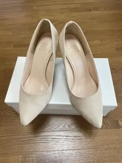 R&E ベージュ スエード パンプス