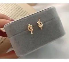 ゴールドピアス,縦約1.5cm/横約0.5cm,2個